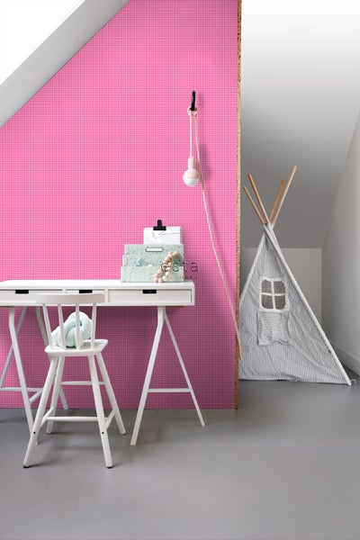 Kinderzimmer mit Schreibtisch, Stuhl, Spielzelt und pinkfarbener Tapete