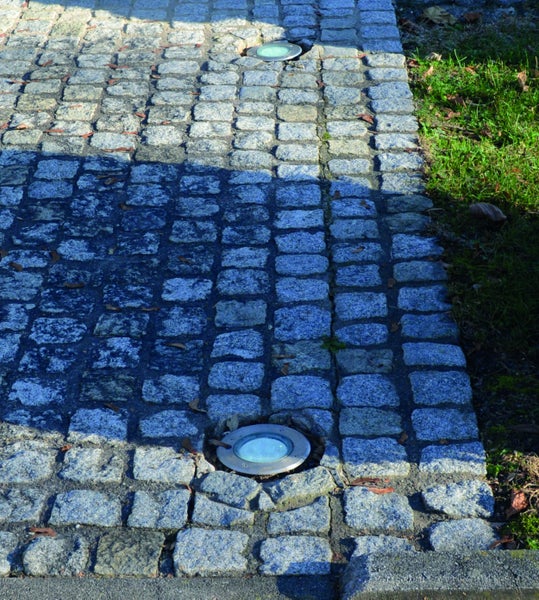 Pflasterweg mit eingelassenen Leuchten für den Aussenbereich