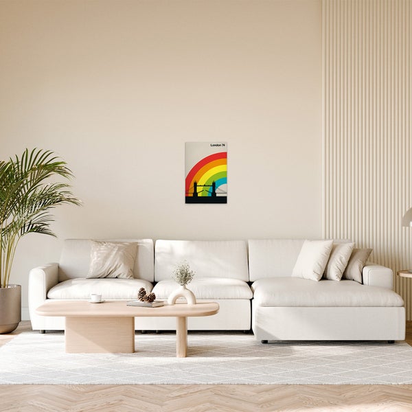 Wohnzimmer mit einer Couch und einem gerahmten London-Poster mit Regenbogen