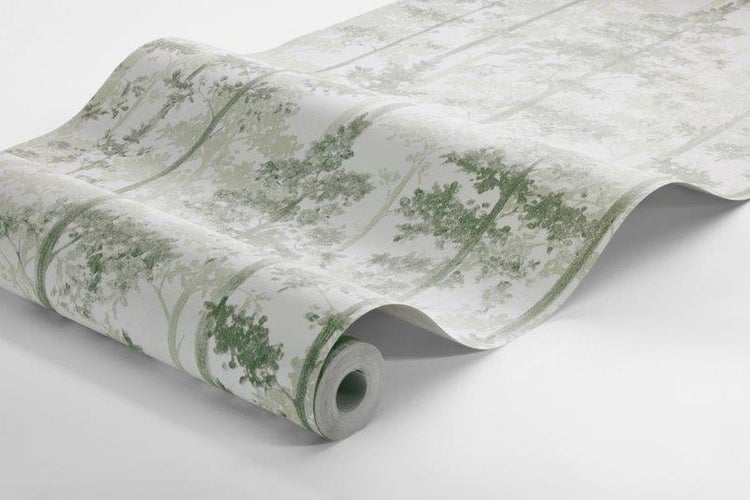 Ein Mädchen und ein Hund spielen auf einer Rasenfläche mit einem Ball.