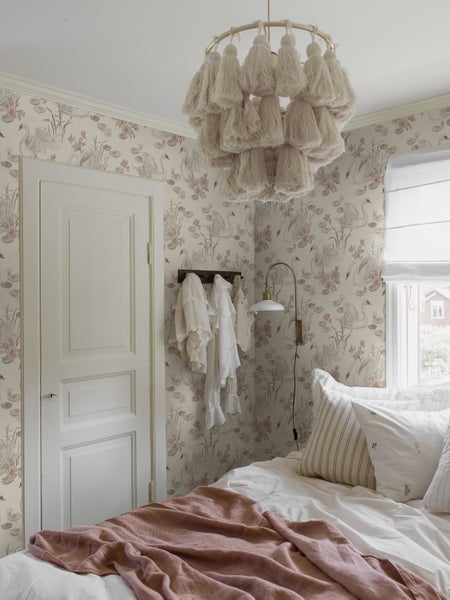 Mülltonnenbox passend für 60 bis 240 Liter Mülltonnen, mit geöffnetem Deckel und Größenangaben