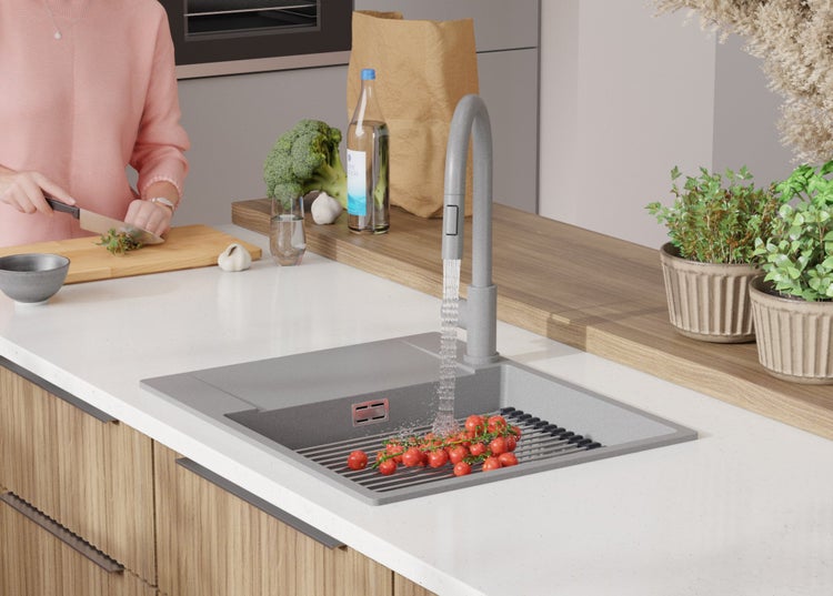 Spüle mit Abtropfgitter unter laufendem Wasserhahn in einer modernen Küche