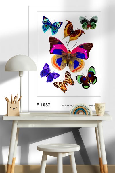 Gerahmtes Schmetterlingsbild auf einem Schreibtisch