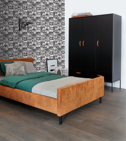 Schlafzimmer mit Bett, Kleiderschrank und gemusterter Tapete