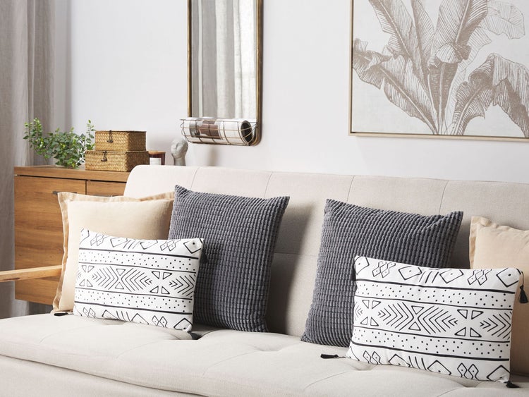 Wohnzimmer mit Sofa und Zierkissen in verschiedenen Designs