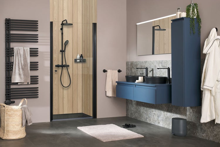 Modernes Badezimmer mit Dusche, Waschtisch, Spiegel und Heizkörper.