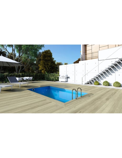 Außenbereich mit Pool, Holzterrasse, Gartenmöbeln und Außengrill