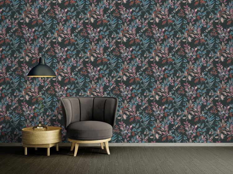 Szene mit floral gemusterter Tapete, Sessel und Beistelltisch.