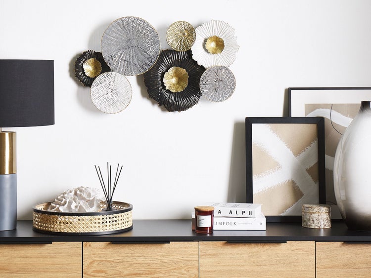 Dekorative Wandgestaltung über Kommode mit Lampe, Duftstäbchen, Bilderrahmen und Vase