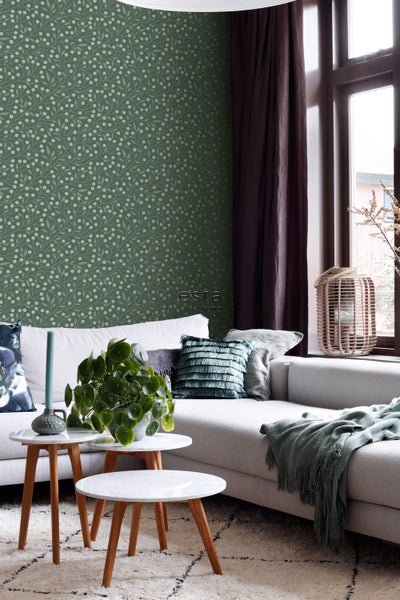 Wohnzimmer mit Sofa, Beistelltischen und floral gemusterter Tapete