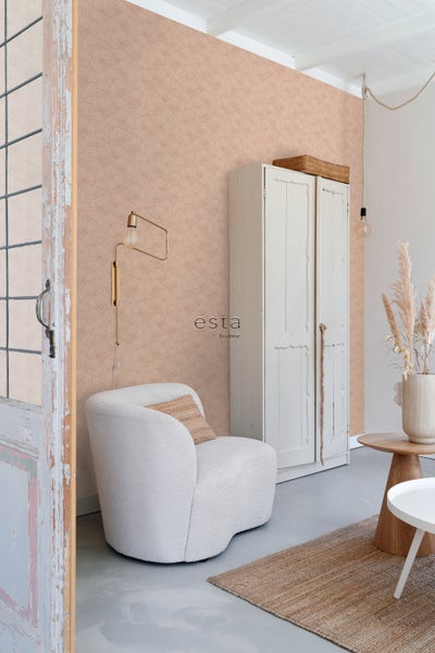 Innenraum mit gemusterter Tapete, Sessel und Schrank für eine gemütliche Wohnatmosphäre.