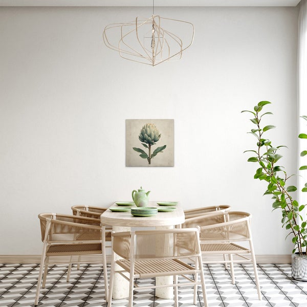 Dekoratives Esszimmer mit Esstisch, Stühlen und einem Wandbild mit einer Artischocke.