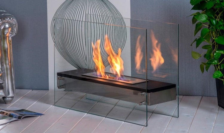 Ethanolkamin mit Glasumrandung im Wohnzimmer.