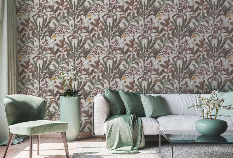 Wohnzimmer mit Vliestapete mit tropischem Dschungelmotiv, Kakadus und Blumenpflanzen in einem eleganten und modern eingerichteten Raum.