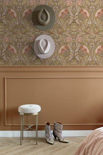 Dekorativer Raum mit floraler Tapete, Hut, Hocker und Stiefeln