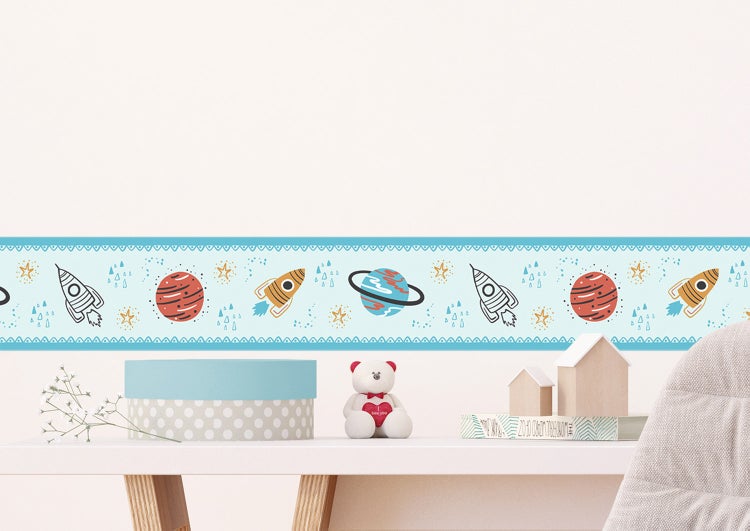 Selbstklebende Kinderzimmer-Bordüre mit Weltraum-Motiv, Planeten, Raketen und Sternen.