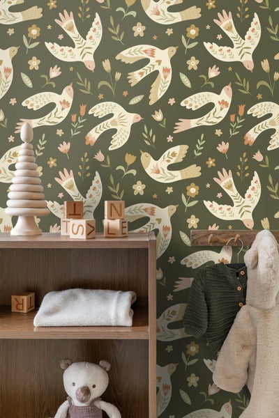 Dekoratives Kinderzimmer mit Mustertapete, Holzregal und Spielzeug