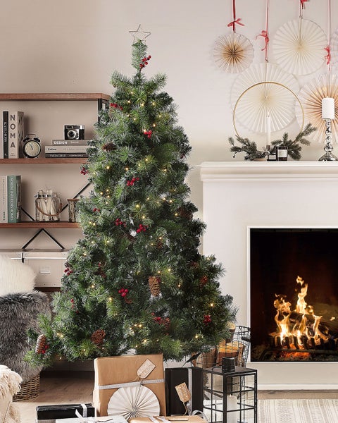 Dekorierter Weihnachtsbaum mit Geschenken vor einem Kamin.