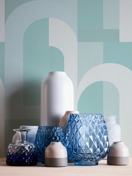 Hängelampe mit Stoffschirm und Rattan-Details