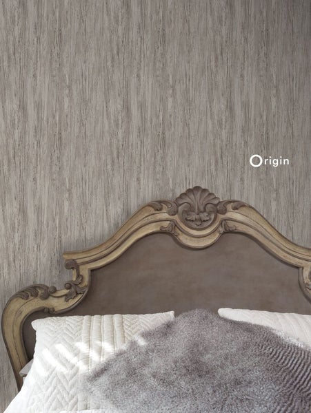 Tapete mit Holzmaserung hinter einem verzierten Bett