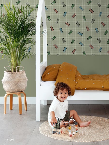 Helles Kinderzimmer mit Bett, Teppich und einem spielenden Kind