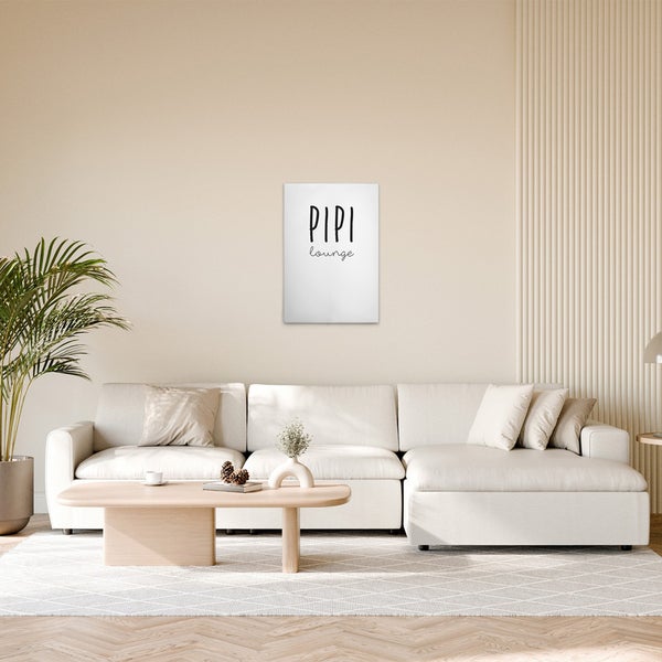 Dekoratives Wandbild mit dem Text Pipi Lounge in einem Wohnzimmer.