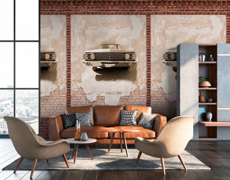 Wohnzimmer mit Ledersofa, Sesseln und Wandbild mit Oldtimer-Motiv
