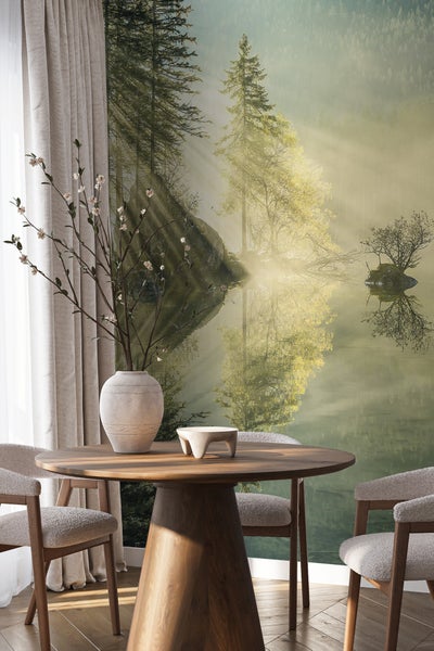 Esszimmer mit Holztisch, Stühlen und einer Fototapete mit Seemotiv