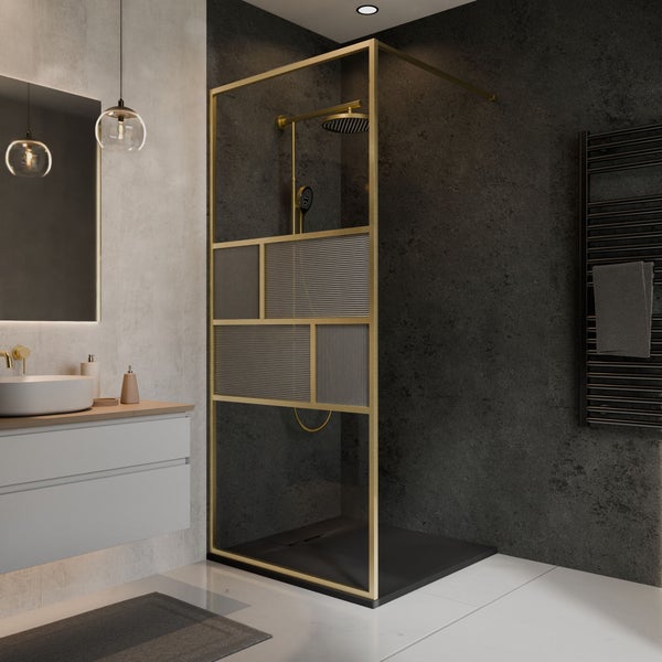 Modernes Badezimmer mit goldfarbener Walk-In-Dusche, strukturiertem Glas, dunkelgrauer Wand und weißem Waschtisch mit Aufsatzbecken.