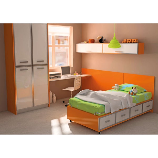 Kindgerechtes Zimmer mit bunten Möbeln, Kreidetafel und gestreifter Bordüre