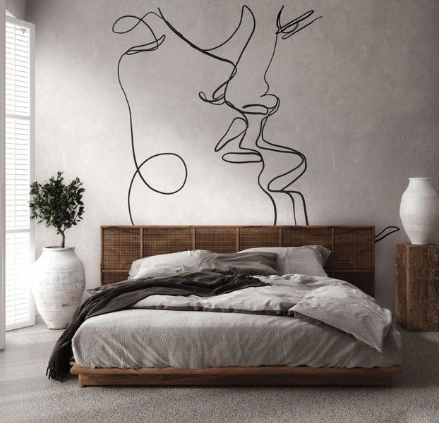 Schlafzimmer mit Bett, Kunstwerk und Zimmerpflanze in Vase