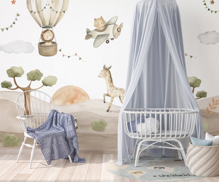 Kinderzimmer mit Wandbild, Babybett mit Baldachin und Dekoration