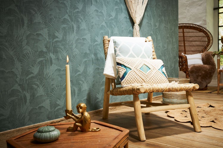 Innenansicht eines Strandkorbs mit Kissen, Zeitung, Buch und Getränk