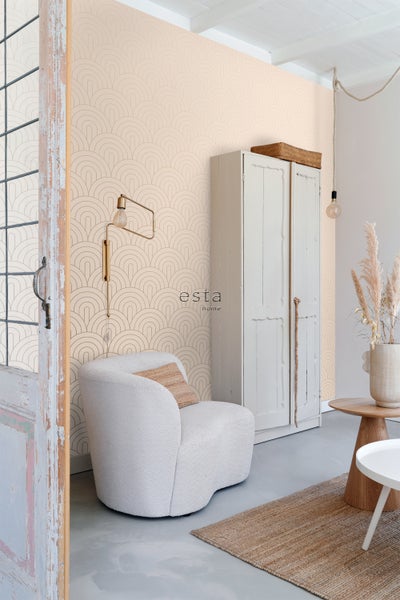 Heller Wohnraum mit gemusterter Tapete, Sessel und Schrank