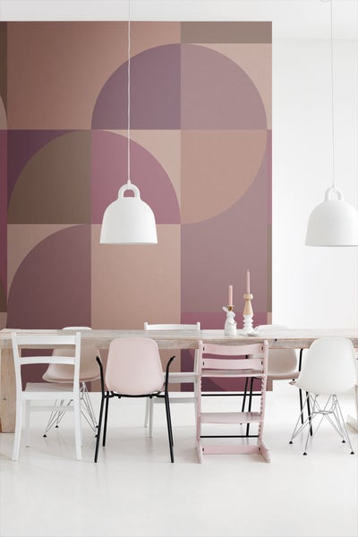Heller Essbereich mit Esstisch, Stühlen, Pendelleuchten und Wandtapete mit geometrischen Mustern