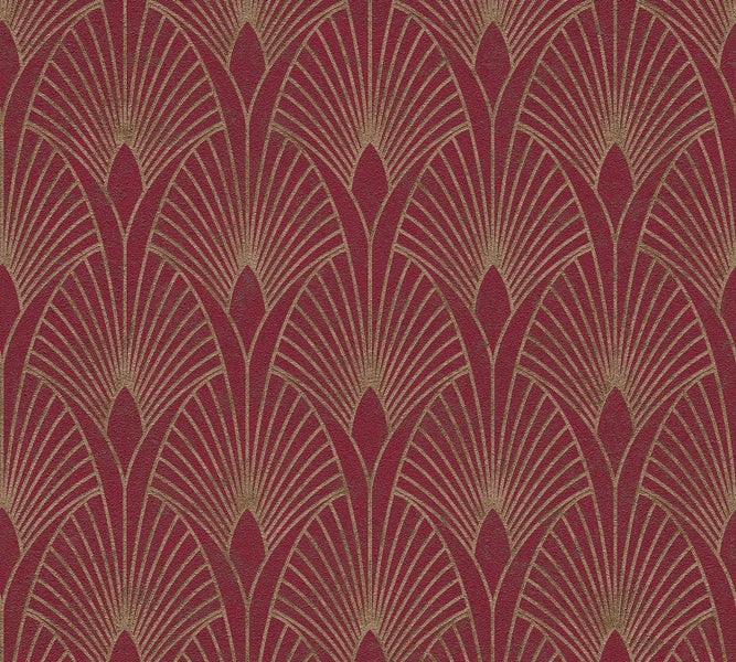 Wohnraum mit roter Tapete im Art-déco-Stil, Sofa und Tisch