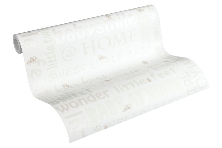 Ein helles Kinderzimmer mit einem Kinderbett, einem Sessel und dekorativen Elementen