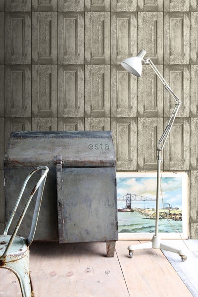 Szene mit Türpaneel-Tapete, Metallschrank, Stehlampe und Stuhl