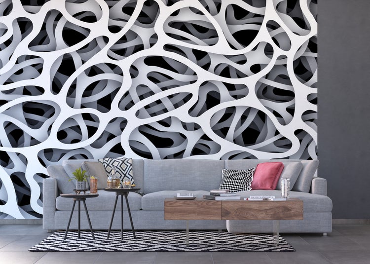 Wohnzimmer mit Sofa, Couchtisch und abstrakter Wandtapete