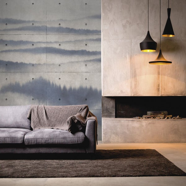 Wohnzimmer mit Sofa, Teppich, Kamin und Pendelleuchten