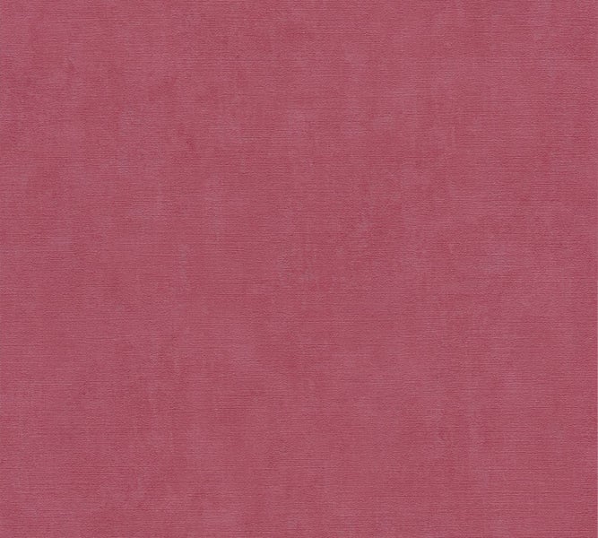 Wohnraum mit gemusterter Tapete an der Wand