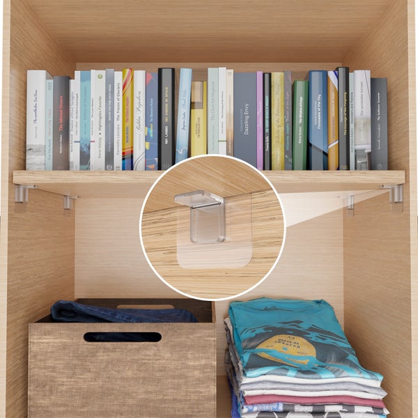 Transparente Regalbodenhalter zum Kleben in einem Holzregal mit Büchern und Kleidung.