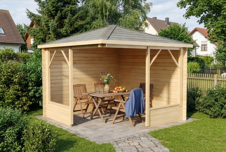 Offener Gartenpavillon aus hellem Holz mit Pyramidendach auf einer gepflasterten Terrasse, eingerichtet mit Holztisch und Stühlen.