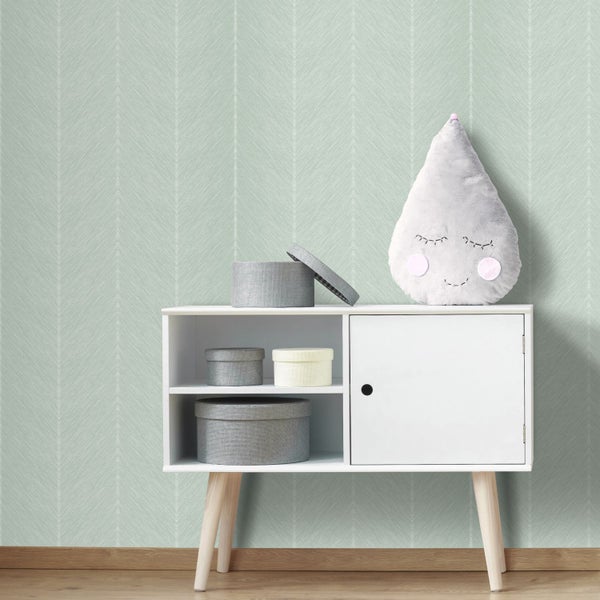 Kinderzimmer-Tapete mit dezentem, vertikalem Fischgrätmuster neben einem grünen Schrank und einer Holzgarderobe.