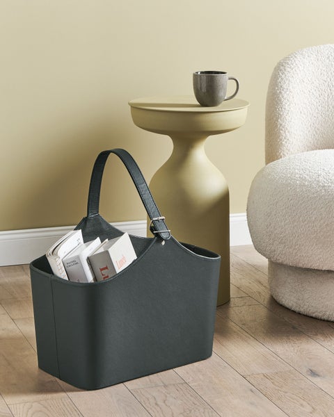 Dekorative Aufbewahrungslösung: Magazinhalter aus Kunstleder im Wohnzimmerambiente