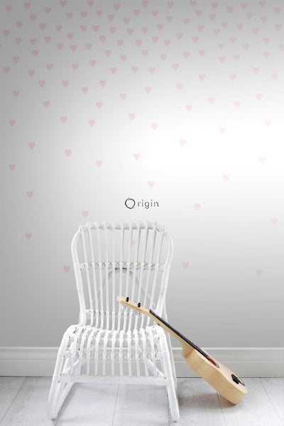 Dekoratives Zimmer mit Herzmuster-Tapete, weißem Rattansessel und Ukulele.