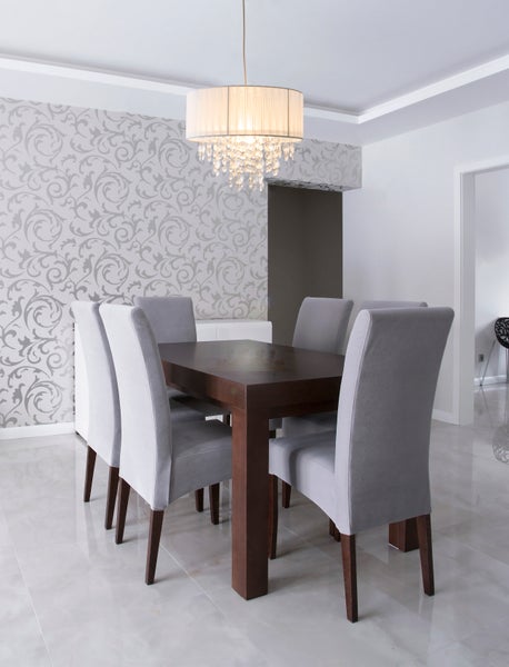 Esszimmer mit Esstisch, Stühlen und Kronleuchter