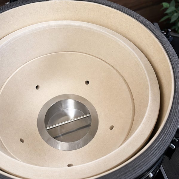 Innenansicht eines Keramikgrills mit Metalleinsatz