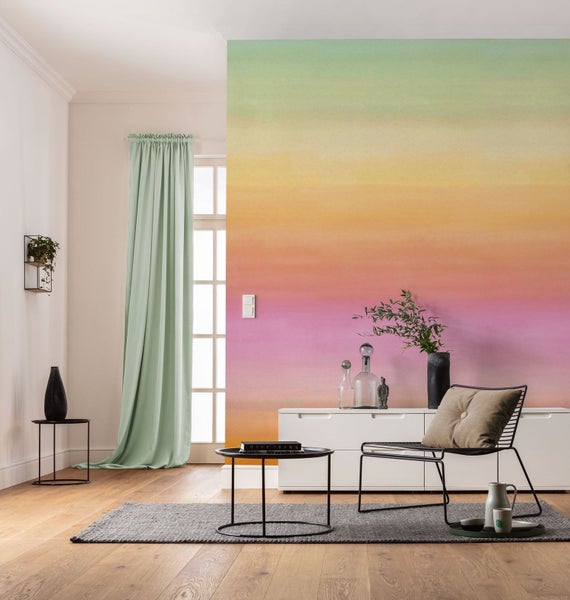 Wohnzimmer mit Farbverlauf Wandtapete, Vorhängen, Teppich und Möbeln