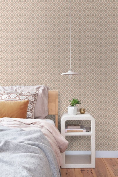 Helles Schlafzimmer mit gemusterter Tapete im geometrischen Floraldesign, einem Holzbett und einem modernen Nachttisch mit einer Pflanze.